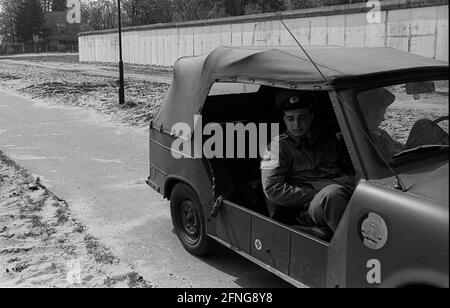 GDR, Berlino, 22, 04.1990, striscia di confine tra le mura vicino a Frohnau, Trabant con guardie di frontiera, [traduzione automatizzata] Foto Stock