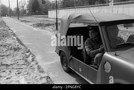 GDR, Berlino, 22, 04.1990, striscia di confine tra le mura vicino a Frohnau, Trabant con guardie di frontiera, [traduzione automatizzata] Foto Stock