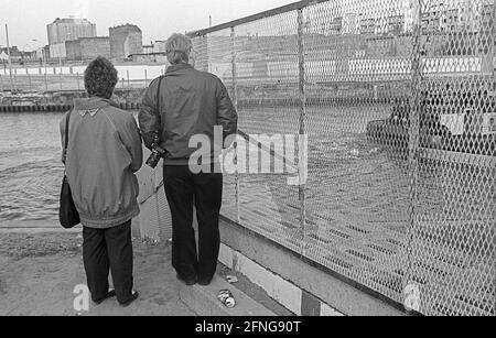 GDR, Berlino, 23.02.1990, Spreebogen, vista sulla Sprea al muro sul lato est, edificio alto Charité, persone in banca, [traduzione automatizzata] Foto Stock