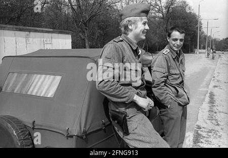 GDR, Berlino, 22, 04.1990, striscia di confine tra le mura vicino a Frohnau, Trabant con guardie di frontiera, [traduzione automatizzata] Foto Stock