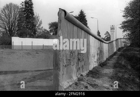 GDR, Berlino, 22, 04.1990, striscia di confine tra le pareti, parete vicino a Glienicke, torre di guardia, [traduzione automatizzata] Foto Stock