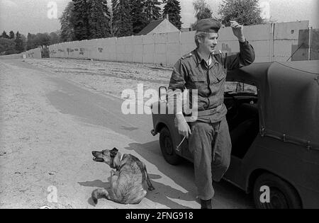 GDR, Berlino, 22, 04.1990, striscia di confine tra le mura vicino a Frohnau, Trabant con guardie di frontiera, cane, [traduzione automatizzata] Foto Stock