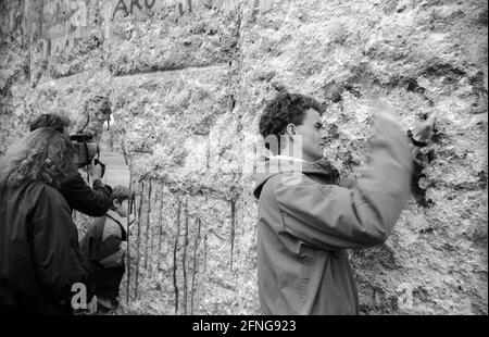 DDR, Berlino, 10.03.1990. Picchetti alla parete della porta di Brandeburgo, [traduzione automatica] Foto Stock