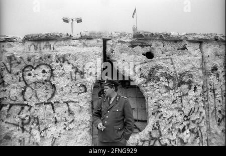 GDR, Berlino, 10.03.1990, Volkspolizist, muro alla porta di Brandeburgo, [traduzione automatizzata] Foto Stock