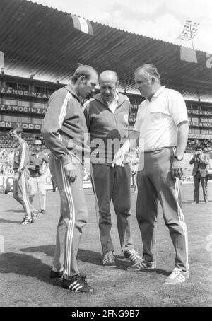 Coppa del mondo 1970 in Messico: Germania - Marocco 2:1 / 03.06.1970 / Willi Schulz, allenatore nazionale Helmut Schön e coach Jupp Derwall (da sinistra) ispezionano il campo nello stadio Guanajuato di Leon. [traduzione automatizzata] Foto Stock