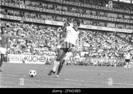 Coppa del mondo 1970 in Messico: Germania - Marocco 2:1 / 03.06.1970 / Gerd Müller (Deut.) Azione nell'area di penalità. [traduzione automatizzata] Foto Stock