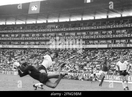 Coppa del mondo 1970 in Messico: Germania - Marocco 2:1 / 03.06.1970 / Goalkeeper Allal ben Assou (Marocco) salva da Gerd Müller. Estrema destra: Helmut Haller (Germania). [traduzione automatizzata] Foto Stock