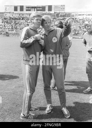 Coppa del mondo 1970 in Messico: Germania - Marocco 2:1 / 03.06.1970 / Helmut Haller (a sinistra) e Jürgen Grabowski ispezionano il campo nello stadio Guanajuato di Leon. [traduzione automatizzata] Foto Stock