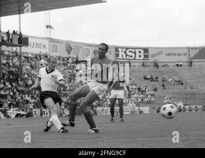 Coppa del mondo 1970 in Messico: Germania - Marocco 2:1 / 03.06.1970 / Berti Vogts (Deut.) attraversa l'area di penalità. [traduzione automatizzata] Foto Stock