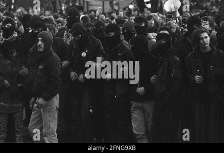 Germania, Berlino, 03.10.1990, Alexanderplatz, prima manifestazione autonoma a Berlino Est in occasione della Giornata della riunificazione del 3 ottobre 1990, [traduzione automatizzata] Foto Stock