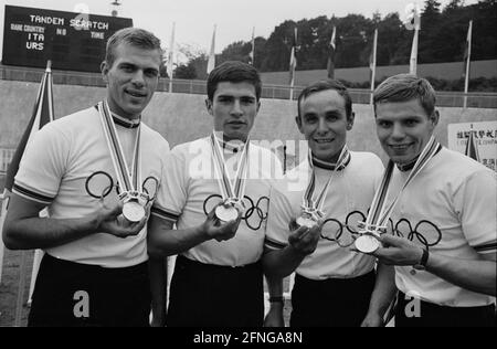 Olimpiadi 1964 a Tokyo il ciclismo tedesco vince l'oro nella squadra di 4000 m inseguimento, con Karl-Heinz Henrichs, Karl link (2° da sinistra) Ernst Streng Right Lothar Claesges (Krefeld) [traduzione automatizzata] Foto Stock