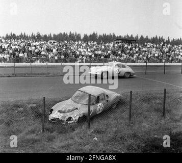 Gara di 1000 km sul Nürburgring 31.05.1964. Il René Bonnet Djet schiantato da Jean-Pierre Beltoise e Gérard Lureau [traduzione automatizzata] Foto Stock