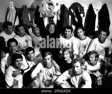 Borussia Moenchengladbach celebra il suo primo campionato tedesco nel 30.04.1970. L'allenatore Hennes Weisweiler presenta il trofeo di campionato. BOR. Mönchengladbach campione tedesco 1970 con allenatore Hennes Weisweiler in alto a sinistra: Wimmer, Sieloff, Laumen, Tr. Weisweiler, Müller, Köppel, Bleidick. Sotto: CoTr Schroth, le Fevre, Dietrich, Netzer, Kleff, Vogts, Schäfer e Danner. [traduzione automatizzata] Foto Stock