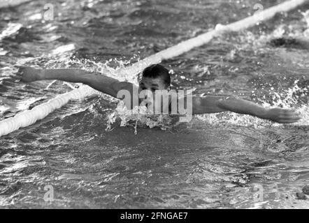 1964 Olimpiadi estive a Tokyo. Nuoto: Gerhard Hetz (FRG) azione farfalla 06.10.1964. [traduzione automatizzata] Foto Stock