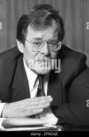 Germania, Bonn, 22.12.1989. Archivio n.: 11-84-04 Foto: Rudolf Dressler, SPD, Presidente del Gruppo di lavoro Politica sociale del Gruppo parlamentare SPD nel Bundestag tedesco [traduzione automatizzata] Foto Stock