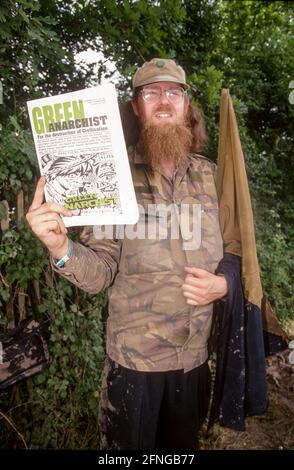 Green Anarchist che vende letteratura politica, Glastonbury Festival 2000, Worthy Farm Somerset, Inghilterra, Regno Unito. Foto Stock