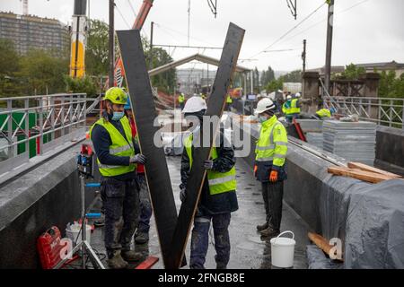 Immagine scattata durante una visita alla stampa del cantiere, organizzata da Infrabel in occasione della ristrutturazione della ferrovia Foto Stock