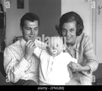 Franz Beckenbauer (FC Bayern Monaco) Con suo figlio Michael e sua moglie Brigitte 18.04.1967 [automatico traduzione] Foto Stock