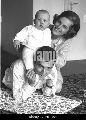 Franz Beckenbauer (FC Bayern Monaco) Con suo figlio Michael e sua moglie Brigitte 18.04.1967 [automatico traduzione] Foto Stock