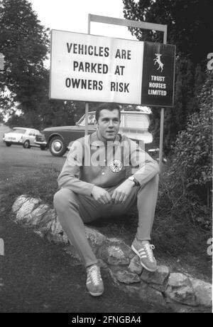 Coppa del mondo di calcio 1966 nei quartieri tedeschi di Dovedale Franz Beckenbauer si trova di fronte a un cartello 09.07.1966 (data stimata) [traduzione automatica] Foto Stock