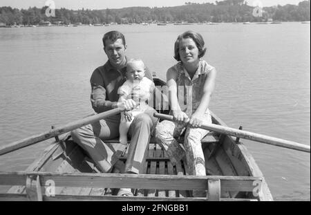 Franz Beckenbauer con la moglie Brigitte e il figlio Michael 1967 al Woerthersee in una barca a remi 01.07.1967 (stimato). copyright solo per scopi giornalistici ! [traduzione automatizzata] Foto Stock
