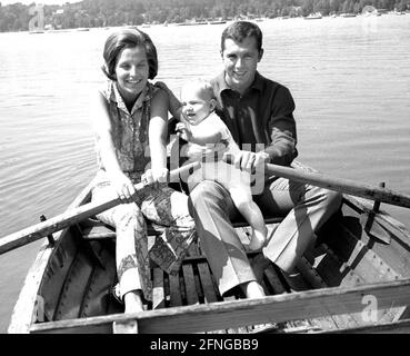 Franz Beckenbauer con la moglie Brigitte e il figlio Michael 1967 al Woerthersee in una barca a remi 01.07.1967 (stimato). copyright solo per scopi giornalistici ! [traduzione automatizzata] Foto Stock