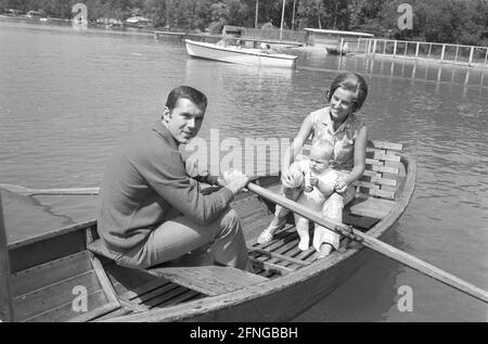 Franz Beckenbauer con la moglie Brigitte e il figlio Michael 1967 al Woerthersee in una barca a remi 01.07.1967 (stimato). copyright solo per scopi giornalistici ! [traduzione automatizzata] Foto Stock