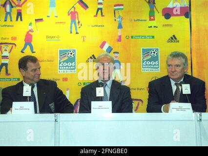 Ispezione FIFA per la Coppa del mondo 2006 nello Stadio Olimpico di Monaco 16.10.1999. Conferenza stampa da sinistra: Alan Rothenberg (FIFA), Franz Beckenbauer e Ministro degli interni otto Schily. [traduzione automatizzata] Foto Stock