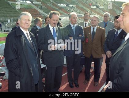 Ispezione della FIFA per la Coppa del mondo 2006 nello Stadio Olimpico di Monaco 16.10.1999. Da sinistra: Ministro degli interni otto Schily, Sindaco Christian Ude (Monaco), Franz Beckenbauer e Segretario Generale del DFB Horst R. Schmidt. [traduzione automatizzata] Foto Stock