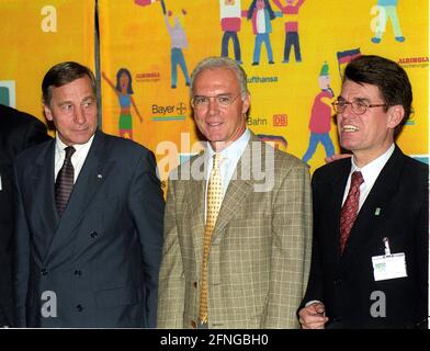 Ispezione della FIFA per la Coppa del mondo 2006 a Düsseldorf 18.10.1999 da sinistra : il primo ministro NRW Wolfgang Clement , Franz Beckenbauer e il sindaco di Düsseldorf Joachim Erwin [traduzione automatizzata] Foto Stock