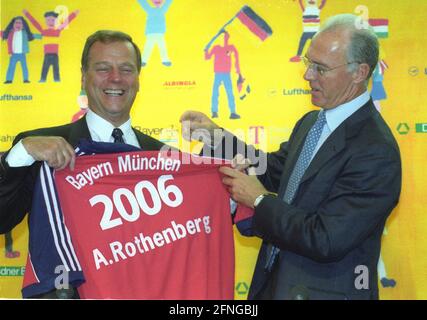 Ispezione della FIFA per la Coppa del mondo 2006 nello Stadio Olimpico di Monaco 16.10.1999. Conferenza stampa da sinistra: Franz Beckenbauer regala ad Alan Rothenberg (FIFA) una maglia FC Bayern Monaco [traduzione automatizzata] Foto Stock