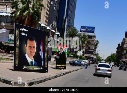 (210517) -- DAMASCO, 17 maggio 2021 (Xinhua) -- manifesti di candidati presidenziali siriani sono visti a Damasco, Siria, 16 maggio 2021. Le campagne presidenziali siriane sono iniziate ufficialmente domenica come manifesti del presidente Bashar al-Assad e degli altri due candidati riempirono le piazze e le strade della capitale Damasco. (Foto di Ammar Safarjalani/Xinhua) Foto Stock