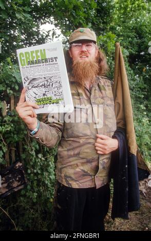 Green Anarchist che vende letteratura politica, Glastonbury Festival 2000, Worthy Farm Somerset, Inghilterra, Regno Unito. Foto Stock