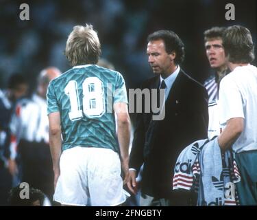 Coppa del mondo 1990. Semifinale: Germania - Inghilterra 04.07.1990 a Torino 4:3 N.E. / allenatore nazionale Franz Beckenbauer con Jürgen Klinsmann durante la pausa per un tempo extra [traduzione automatizzata] Foto Stock