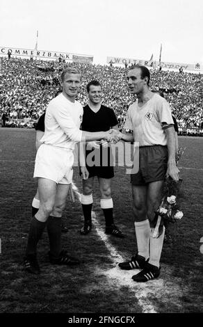 Eintracht Braunschweig - 1. FC Nuernberg 4:1 così campione tedesco Braunschweig. Heinz Strehl e Joachim Baese (r.) Nessuna versione del modello! [traduzione automatizzata] Foto Stock