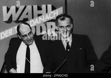 Germania, Berlino Est , 18.03.1990 Archive-No.: 14-59 il 18 marzo si sono svolte le elezioni libere per la prima volta dopo 45 anni nel GDR Foto: Ibrahim Boehme, presidente SPD e Gregor Gysi (a sinistra), presidente PDS, nella notte delle elezioni [traduzione automatizzata] Foto Stock