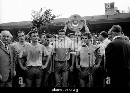 Eintracht Braunschweig - 1. FC Nuernberg 4:1 così Braunschweig campione tedesco. Con guscio Joachim Baese Nessun modello di rilascio ! [traduzione automatizzata] Foto Stock