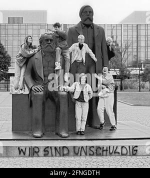 Berlino / Storia Monumenti / 1990 Alexanderplatz: Monumento a Karl Marx e Friedrich Engels, padri del socialismo. Qualcuno ha scritto sul piedistallo: -siamo innocenti- (della caduta del socialismo). Scultore Ludwig Engelhardt. // GDR / simbolo / Storia / Socialismo / Comunismo / Marxismo / democrazia sociale / Stato della RDT / Politica / *** Città *** Germania Est / Comunismo / Monumento di Karl Marx e Friedrich Engels nel 1990. Alcuni hanno scritto: -non siamo colpevoli- (della caduta del socialismo) [traduzione automatizzata] Foto Stock