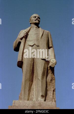 Ucraina / Shitomir / 1998 Kiev. Monumento di Lenin di fronte al Palazzo di Giustizia, ex sede del Partito Comunista // Socialismo / Storia / Comunismo / Guerra / Soviet [traduzione automatizzata] Foto Stock