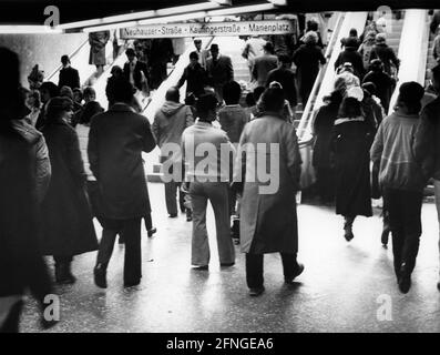 Persone in una stazione della metropolitana nel centro di Monaco, anni '70 [traduzione automatizzata] Foto Stock