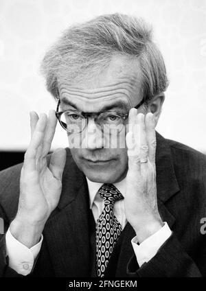 Hans-Dietrich WINKHAUS , Presidente del Consiglio di amministrazione di Henkel KGaA , novembre 1995 [traduzione automatizzata] Foto Stock