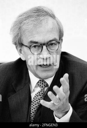 Hans-Dietrich WINKHAUS , Presidente del Consiglio di amministrazione di Henkel KGaA , novembre 1995 [traduzione automatizzata] Foto Stock