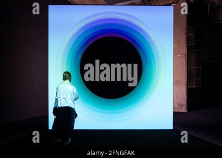 Londra, Regno Unito. 17 maggio 2021. «punto di non ritorno», del 2018, dell'onorevole Ryoji Ikeda. Anteprima della mostra di Ryoki Ikeda al 180 The Strand, la più grande mostra europea mai realizzata per l’opera dell’artista giapponese. Dodici opere audio-visive digitali, cinque delle quali non sono mai state viste prima, sono in mostra dal 20 maggio al 1° agosto 2021. Credit: Stephen Chung / Alamy Live News Foto Stock