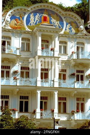 Repubblica Ceca / Sudeten / Repubblica Ceca Agosto 1999: Karlovy Vary, passeggiata con hotel di lusso // Boemia Occidentale / Sudeten / Terme / Turismo [traduzione automatizzata] Foto Stock