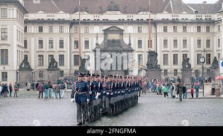 CZ-Repubblica Ceca / Repubblica Ceca / Praga / 1992 Città Vecchia: L'Hradcany è la sede del presidente, una guardia militare d'onore alla cerimonia di congedo appartiene al patrimonio mondiale dell'UNESCO // Città Vecchia / Turismo / soldati / Stato / Castelli / Castelli [traduzione automatizzata] Foto Stock