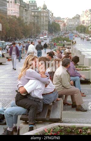 CZ / Repubblica Ceca / Praga / 1992 Città Vecchia: Piazza Venceslao, un paio di giovani amanti // giovani / Amore / Bacio / [traduzione automatizzata] Foto Stock