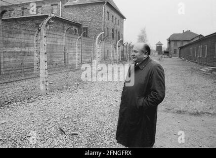 Polonia / Storia / campi di concentramento / 1985 campo di concentramento di Auschwitz. La SPD-Berlin fa un viaggio in memoria. Harry Ristock in una recinzione del campo. Ristock aveva buone relazioni con i polacchi durante la Guerra fredda. È nato a Masuria // nazisti / Olocausto // Patrimonio Mondiale dell'UNESCO [traduzione automatizzata] Foto Stock