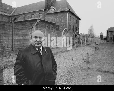 Polonia / Storia / campi di concentramento / 1985 campo di concentramento di Auschwitz. La SPD-Berlin fa un viaggio in memoria. Harry Ristock in una recinzione del campo. Ristock aveva buone relazioni con i polacchi durante la Guerra fredda. È nato a Masuria // nazisti / Olocausto // Patrimonio Mondiale dell'UNESCO [traduzione automatizzata] Foto Stock