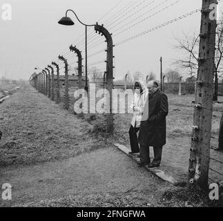 Polonia / Storia / campi di concentramento / 1985 campo di concentramento di Auschwitz. La SPD-Berlin fa un viaggio in memoria. Harry Ristock, Elke Sahnwald-Ristock in una recinzione del campo. Ristock aveva buone relazioni con i polacchi durante la Guerra fredda. // nazisti / Olocausto // Patrimonio Mondiale dell'UNESCO [traduzione automatizzata] Foto Stock