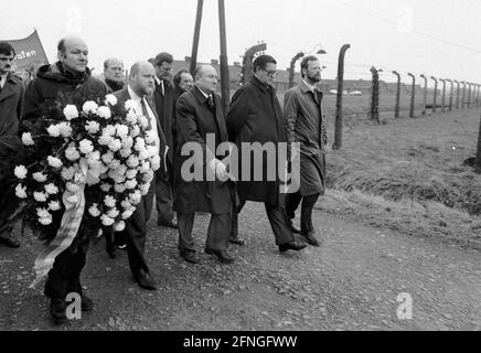 Polonia / Storia / campi di concentramento / 1985 campo di concentramento di Auschwitz, Birkenau. La SPD Berlin fa un viaggio in memoria. Una delegazione depone una corona da sinistra: Walter Momper, Juergen Egert, Harry Ristock, Hans Koschnik, Rudolf Scharping // Nazis / Olocausto / Patrimonio Mondiale dell'UNESCO *** Local Caption *** concentration Camp Auschwitz. Il partito SPD ha un viaggio memoriale. Layin giù una corona. Walter Momper, Hans Koschnik, Harry Ristock [traduzione automatica] Foto Stock